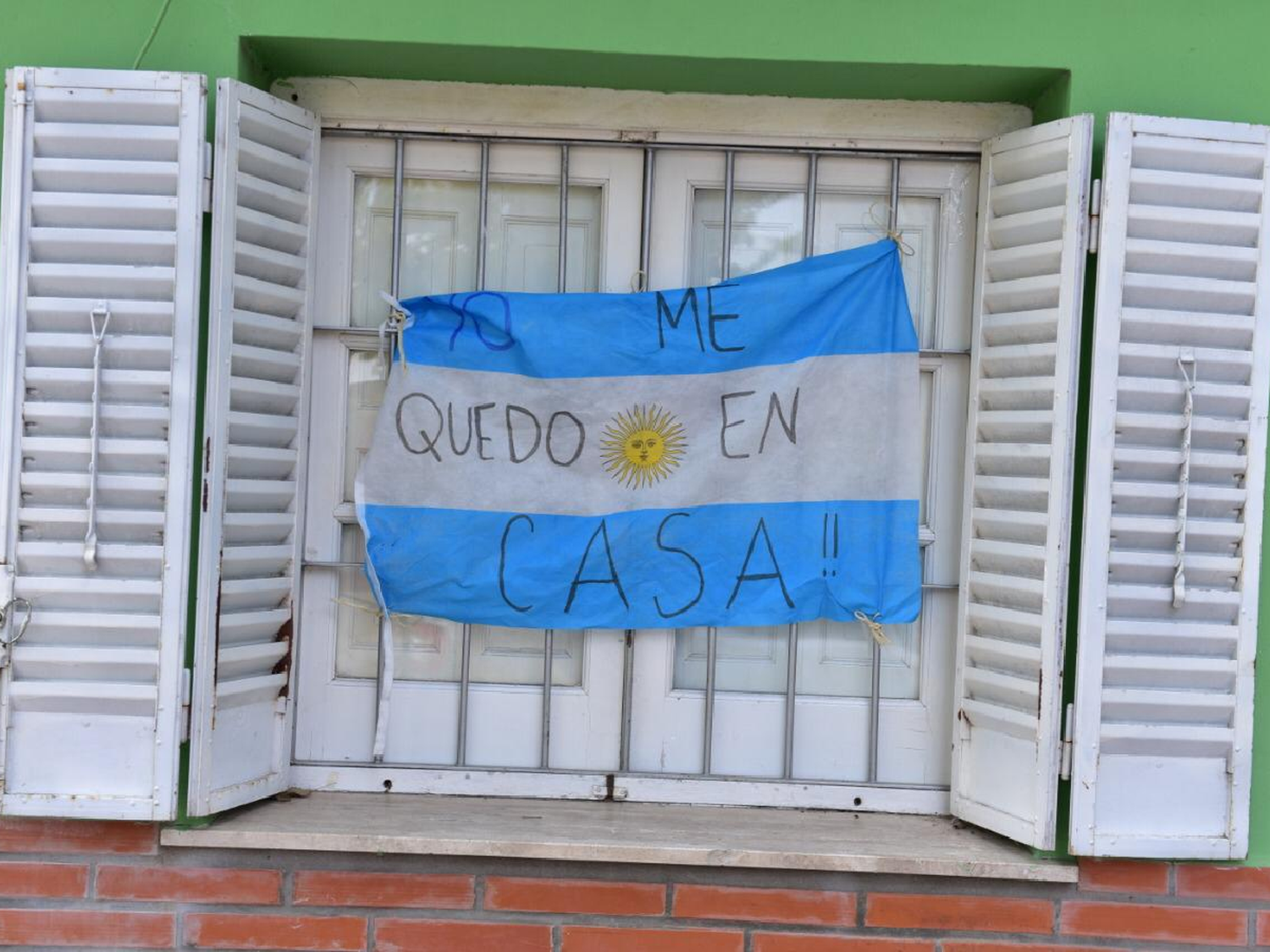 Banderas en las casas y el Himno para recordar a los excombatientes de Malvinas 