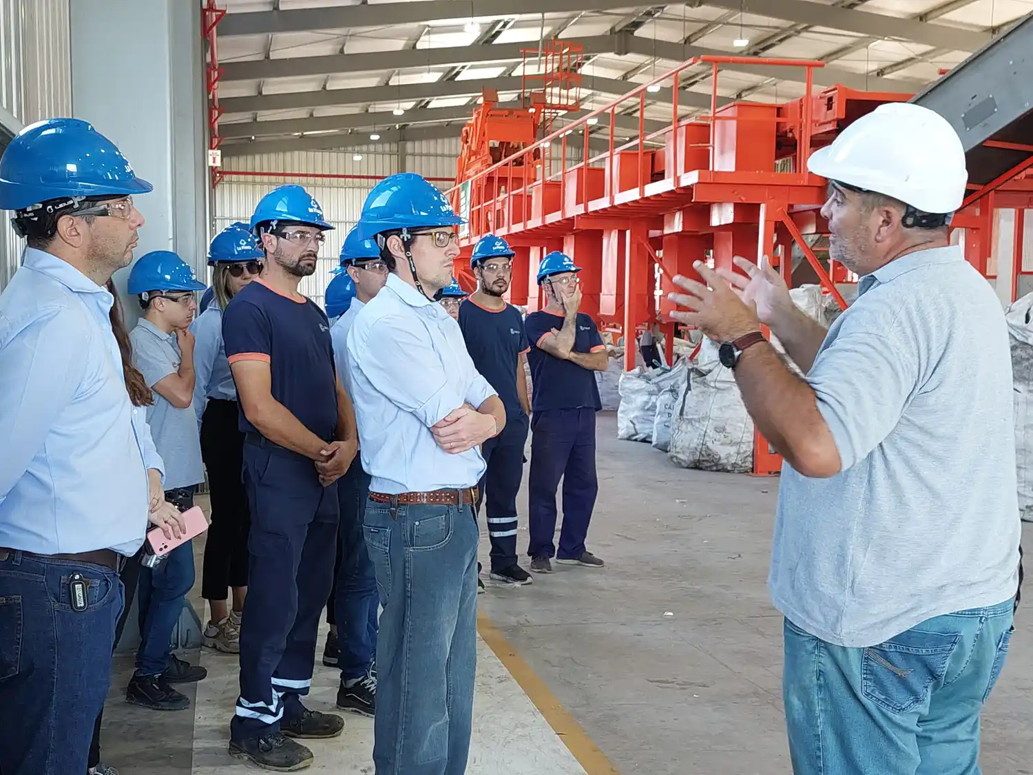 La comitiva de Cañiflex fue atendida por el coordinador municipal Sebastián Urreta.