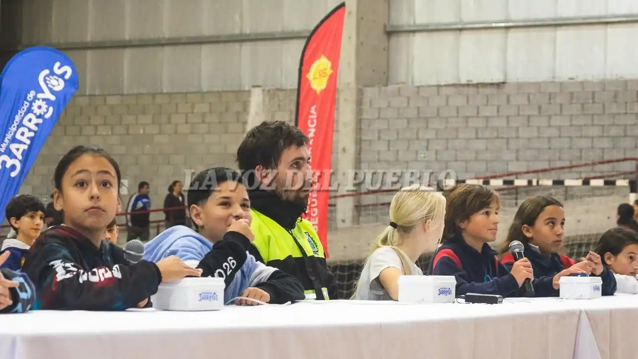 Los alumnos de la Escuela Primaria 16 y del Colegio Holandés durante la final