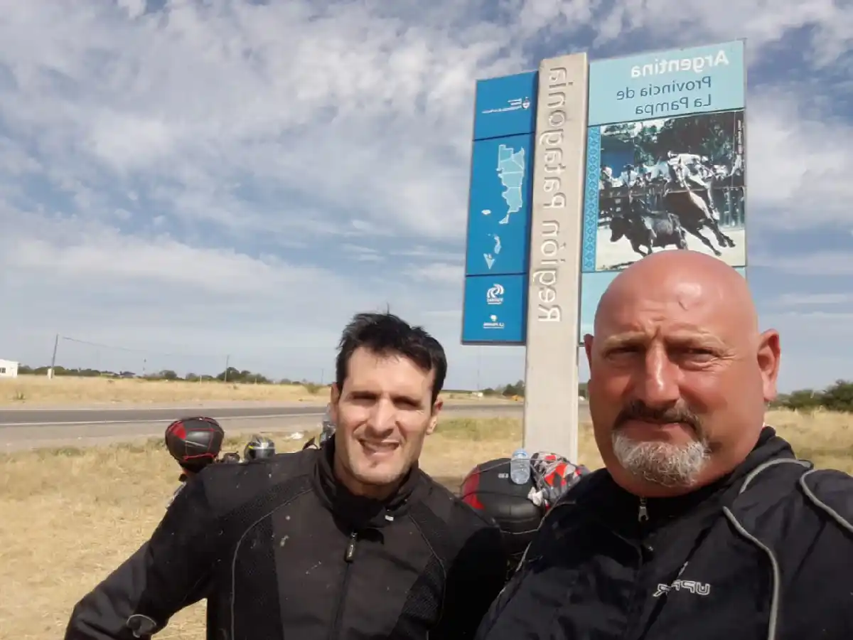 Un vecino de Freyre recorre con su moto las rutas del país 