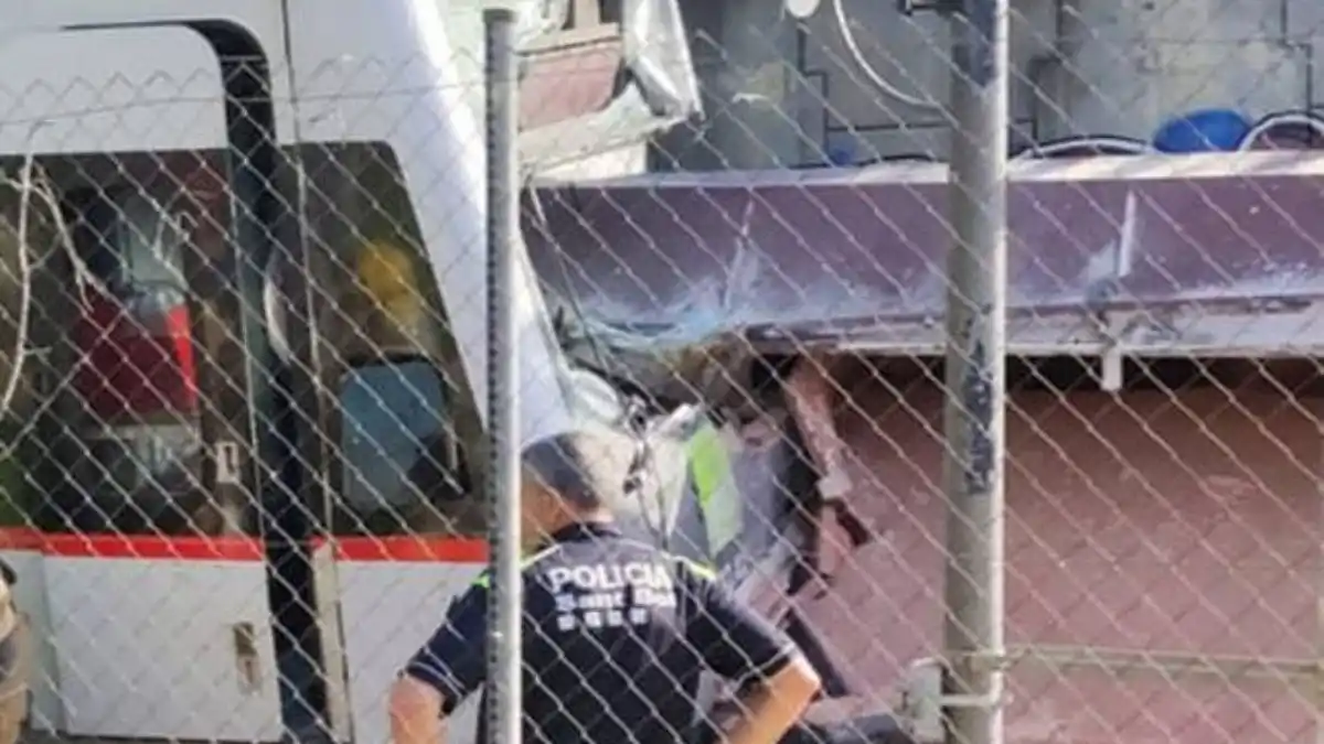 TRAGEDIA SOBRE RIELES: choque de trenes en España deja un muerto y al menos 86 heridos