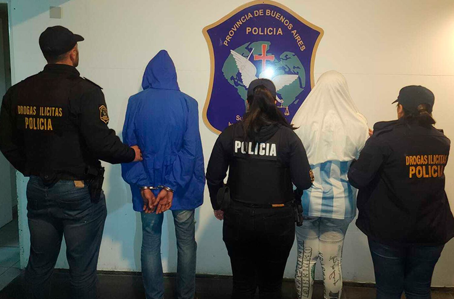 Allanan vivienda, detienen dos personas y secuestran droga en Felix U. Camet