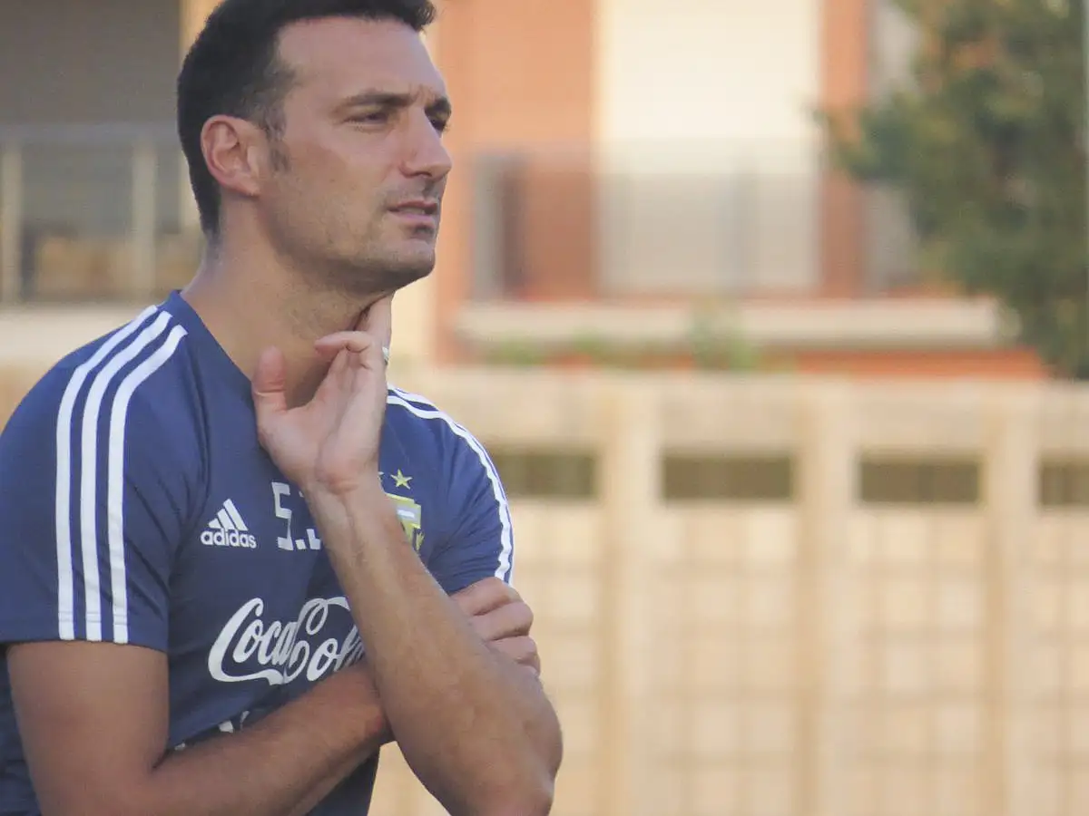Scaloni probó un equipo  para enfrentar a Brasil