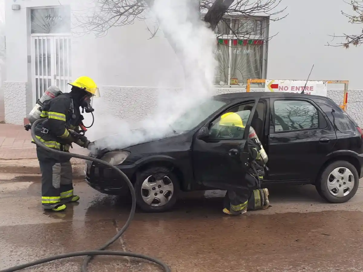 Bomberos sofocaron el fuego en dos autos