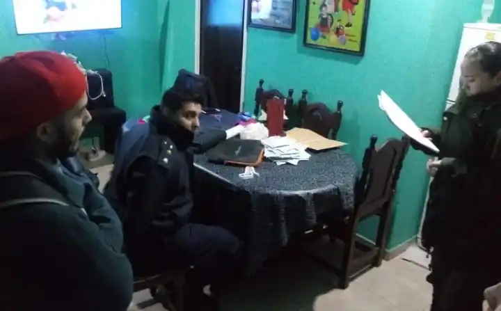 Detienen a diez policías integrantes de una banda que extorsionaba a feriantes para "dejarlos trabajar"