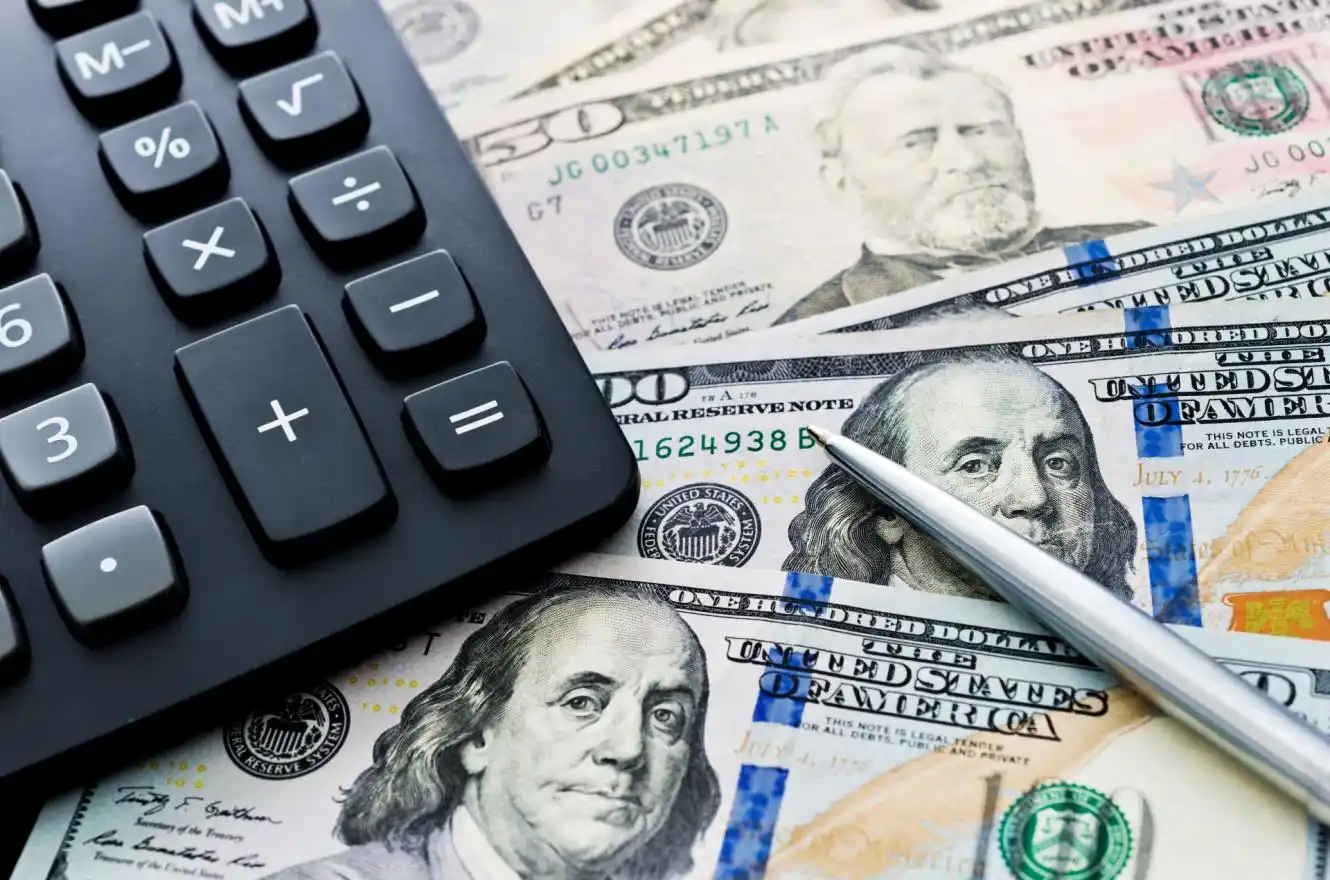 Monotributistas: cuándo devolverá AFIP el impuesto del 35% al dólar