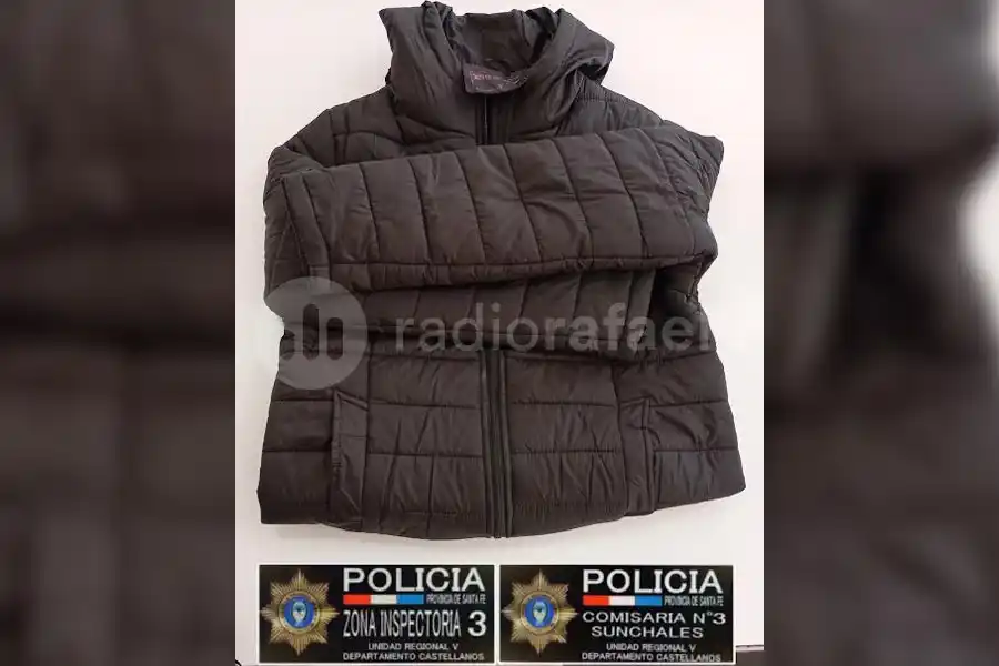 Forzaron la puerta delantera de un gimnasio y saltó la alarma, pero llegaron a llevarse una campera