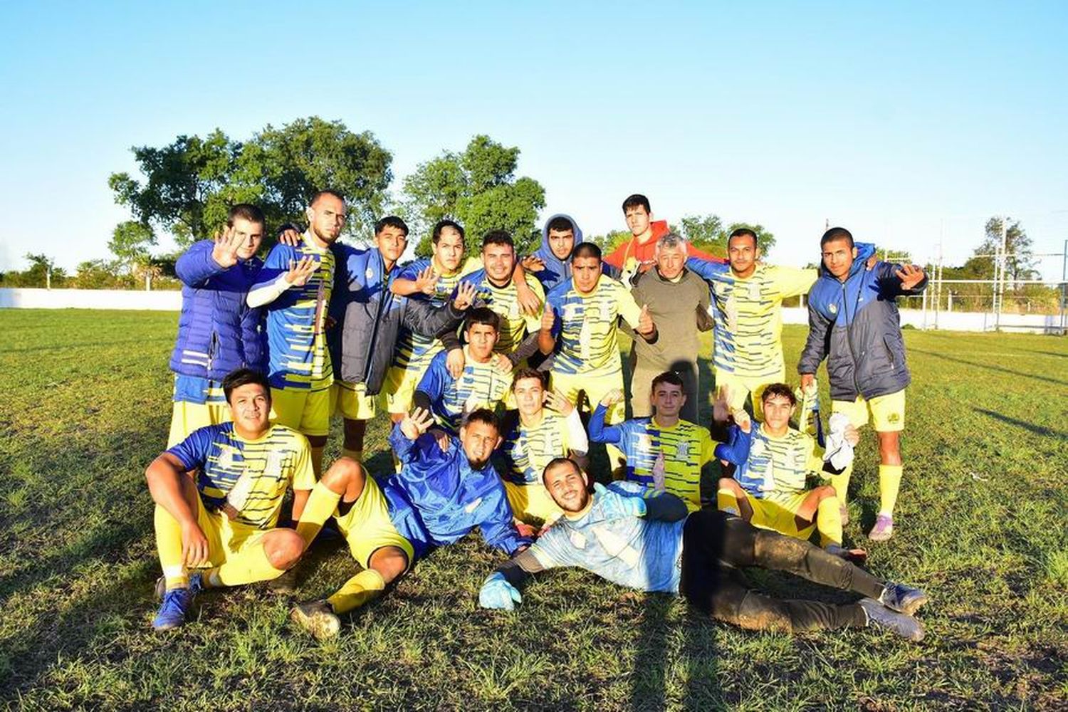 Defensores del Rosario
goleó y continúa en alza