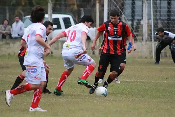A pesar de la lluvia, se juegan los tres partidos programados 