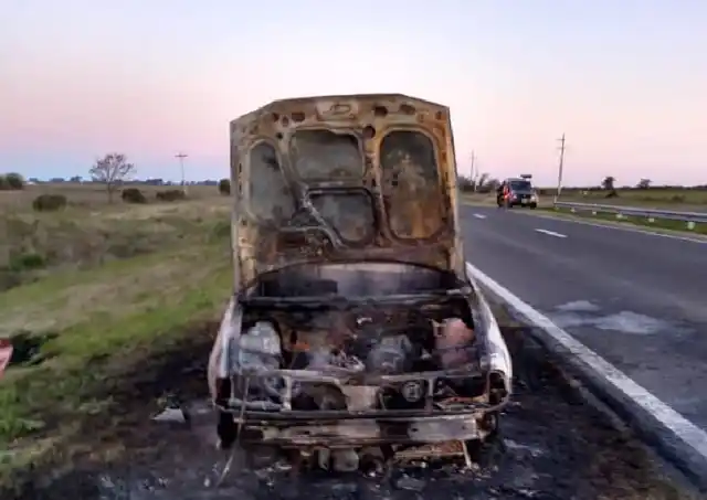 Un auto se incendió completamente en Ruta 12