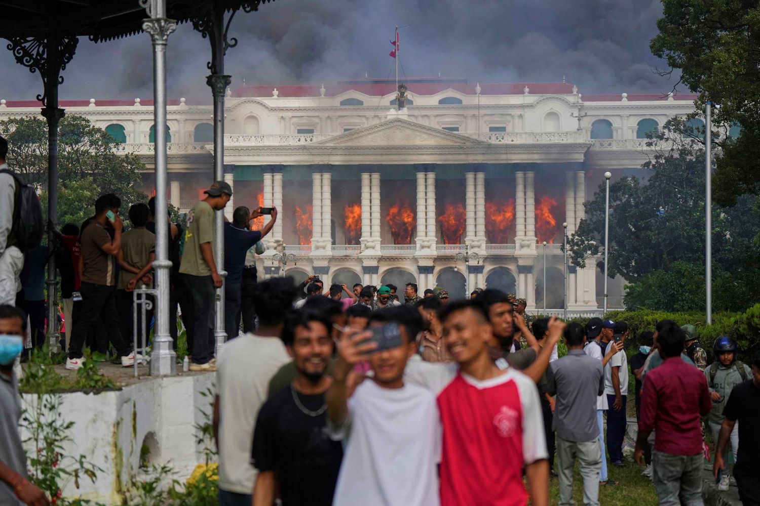Nepal: funcionarios escaparon de los manifestantes colgados de un helicóptero