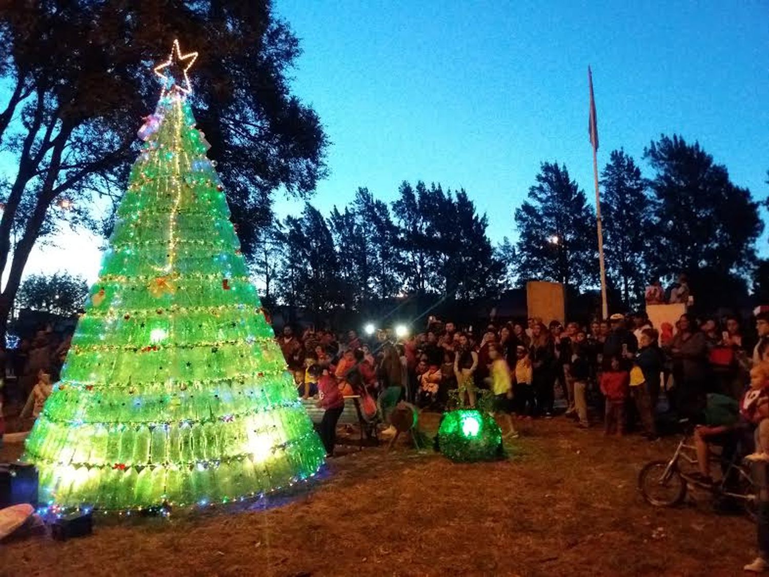 Batán encendió su árbol navideño