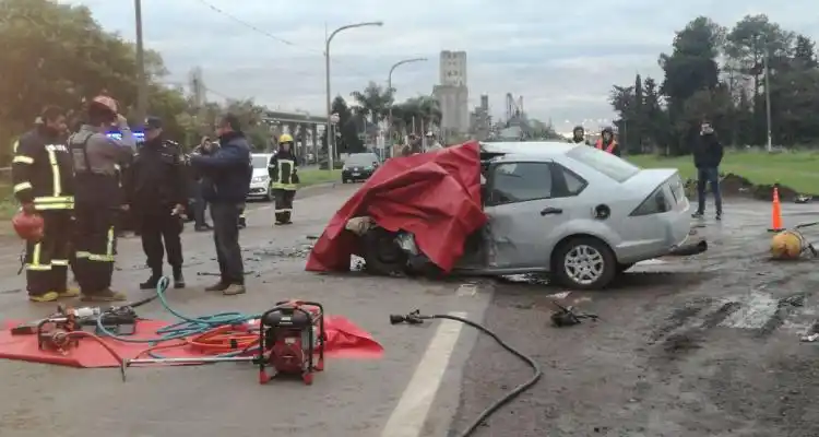 Accidente fatal en Crucero General Belgrano: Falleció un automovilista tras colisionar con un camión