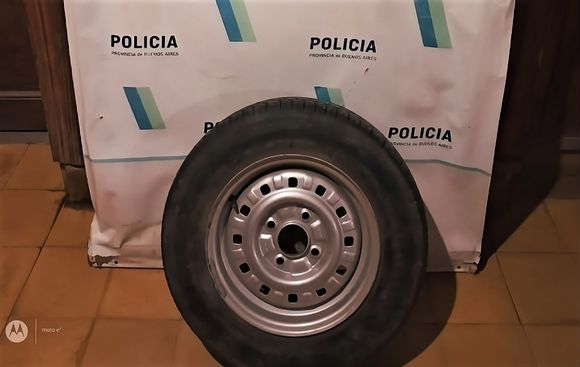 Dos detenidos tras robar la rueda de auxilio de un auto en el centro