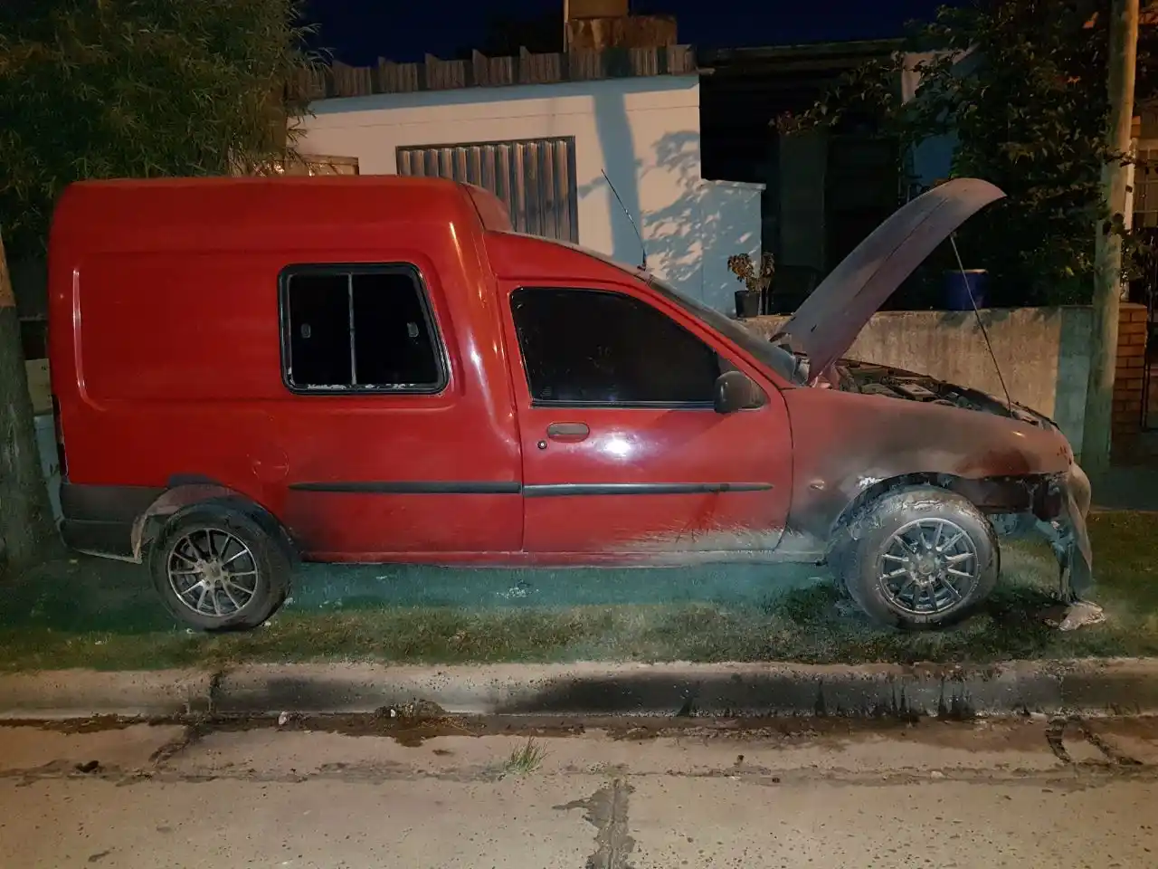 Principio de incendio en un utilitario