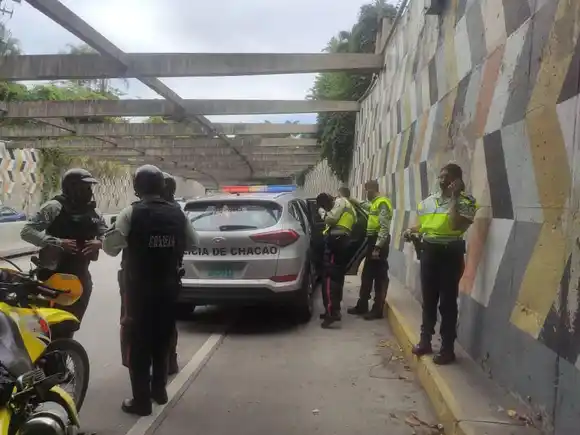 Se quiso hurtar una moto en Chacao y terminó con los ganchos puestos