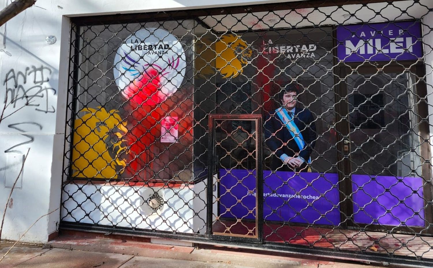 Pintadas en el local de La Libertad Avanza