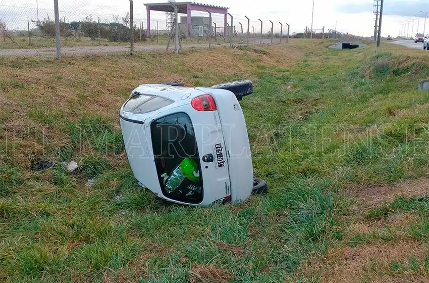 Susto y vuelco en Ruta 11