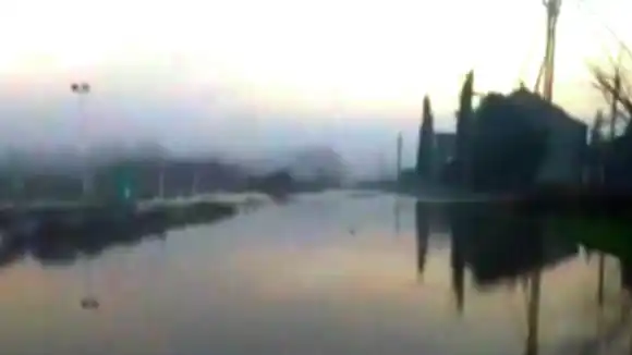 Video impactante: la Ruta 3 quedó cubierta de agua en Azul y piden extrema precaución al volante