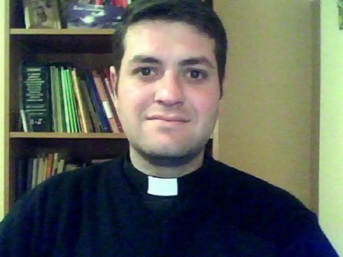 Un sacerdote dejó los hábitos durante una misa por amor