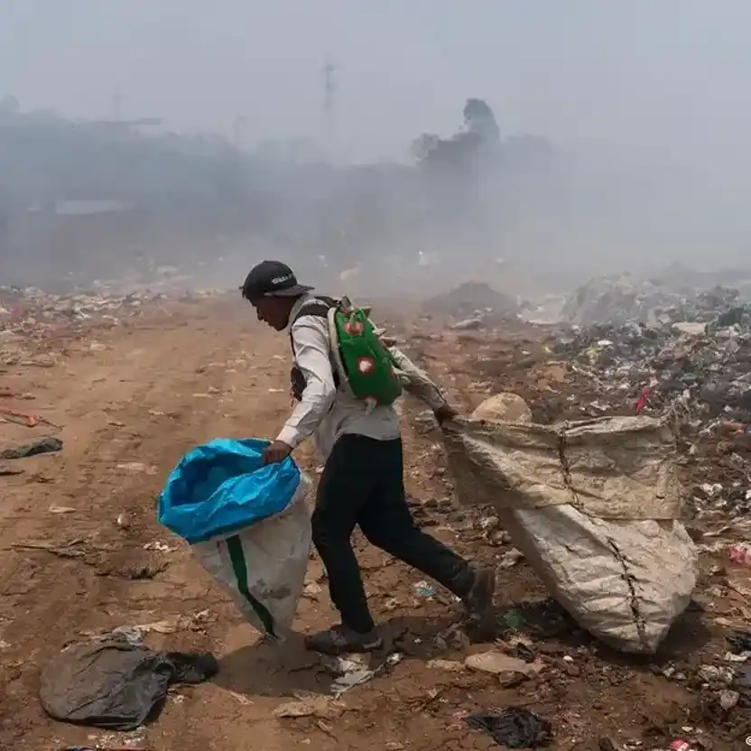 Un hombre busca objetos en la basura en Villa Nueva, Guatemala. Foto: Alessandra Tarantino/AP Phot