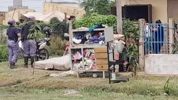 La Policía colaboró en la disputa 
por una vivienda del barrio Lote 110