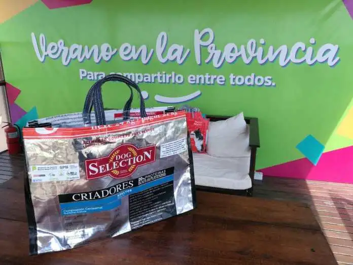 Internos de una cárcel fabricaron  bolsas para hacer compras para  entregar en la costa