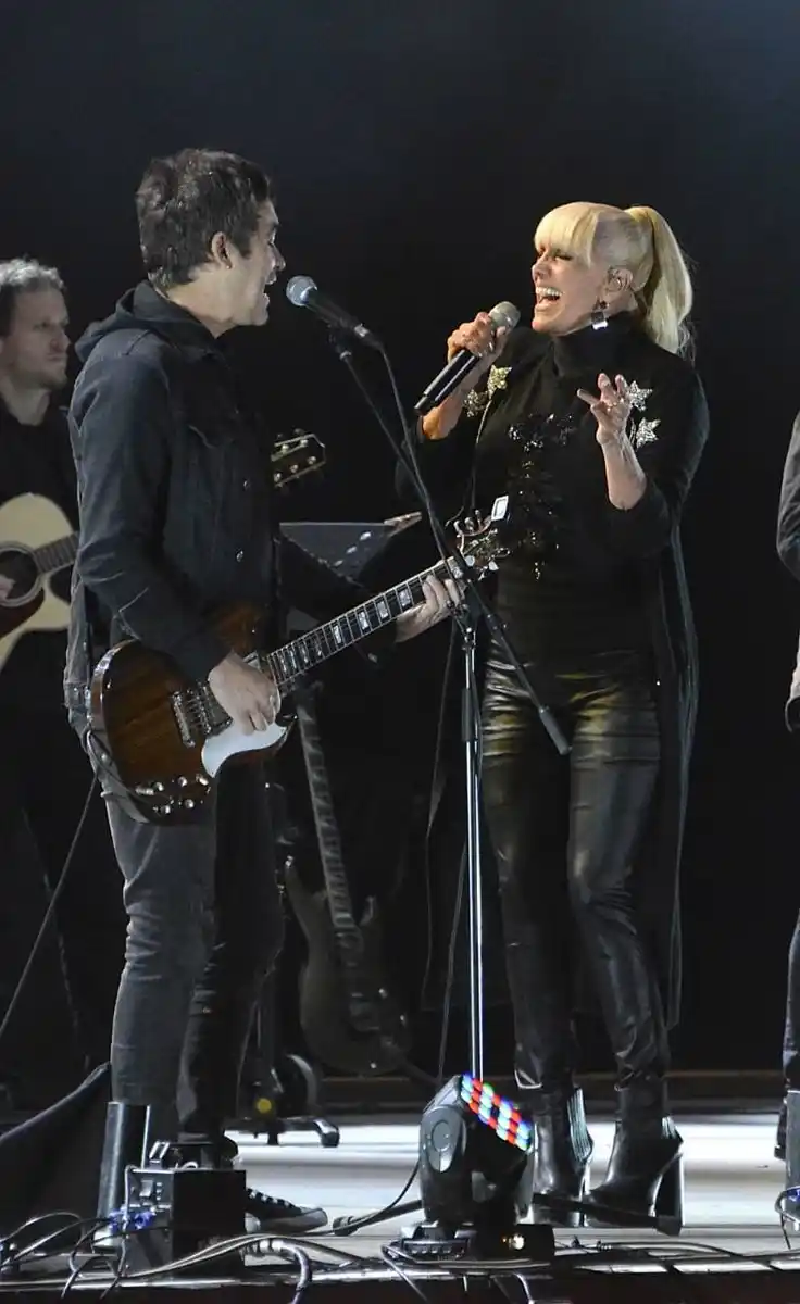 El cantante de Attaque 77 reconoció que "hay mucho cariño" con Valeria Lynch