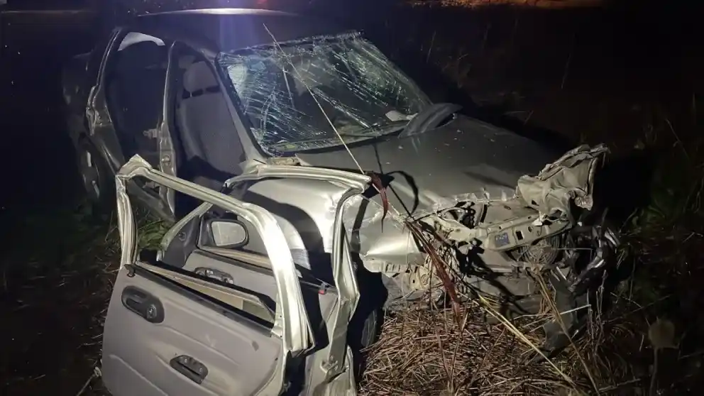 Carbó: tres personas mayores resultaron heridas tras un choque entre un auto y un camión con garrafas