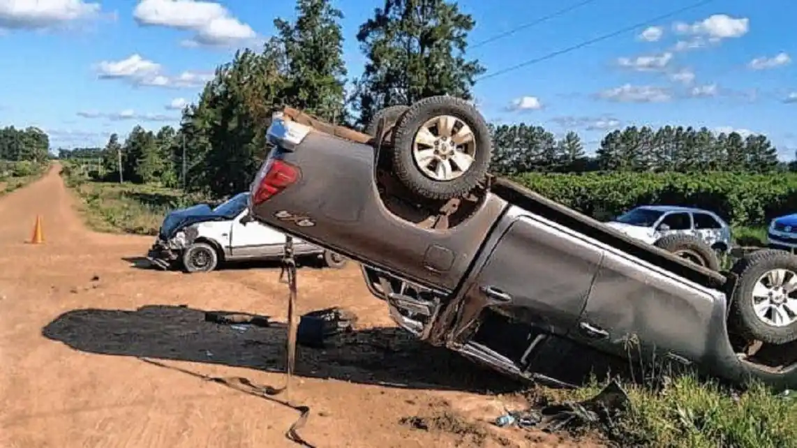 Una camioneta volcó tras chocar contra un auto: dos hospitalizados