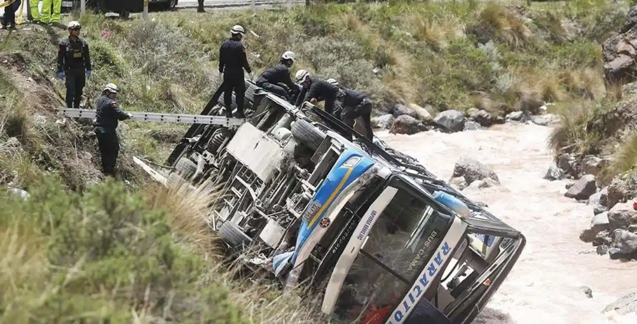 Un ómnibus cayó al abismo en Perú: al menos 17 fallecidos