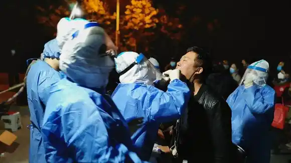 China hace pruebas a tres millones de personas tras detectar un posible rebrote de COVID-19