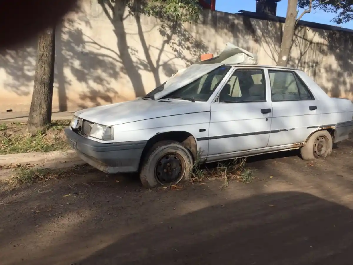 Piden que se retiren autos abandonados en la vía pública