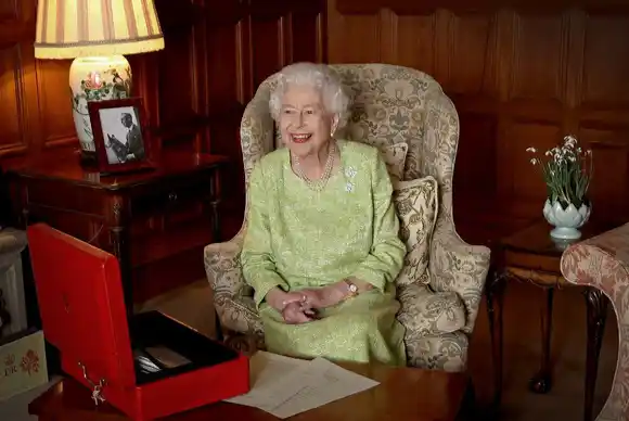 El Reino Unido festeja a Isabel II olvidando crisis y mal tiempo