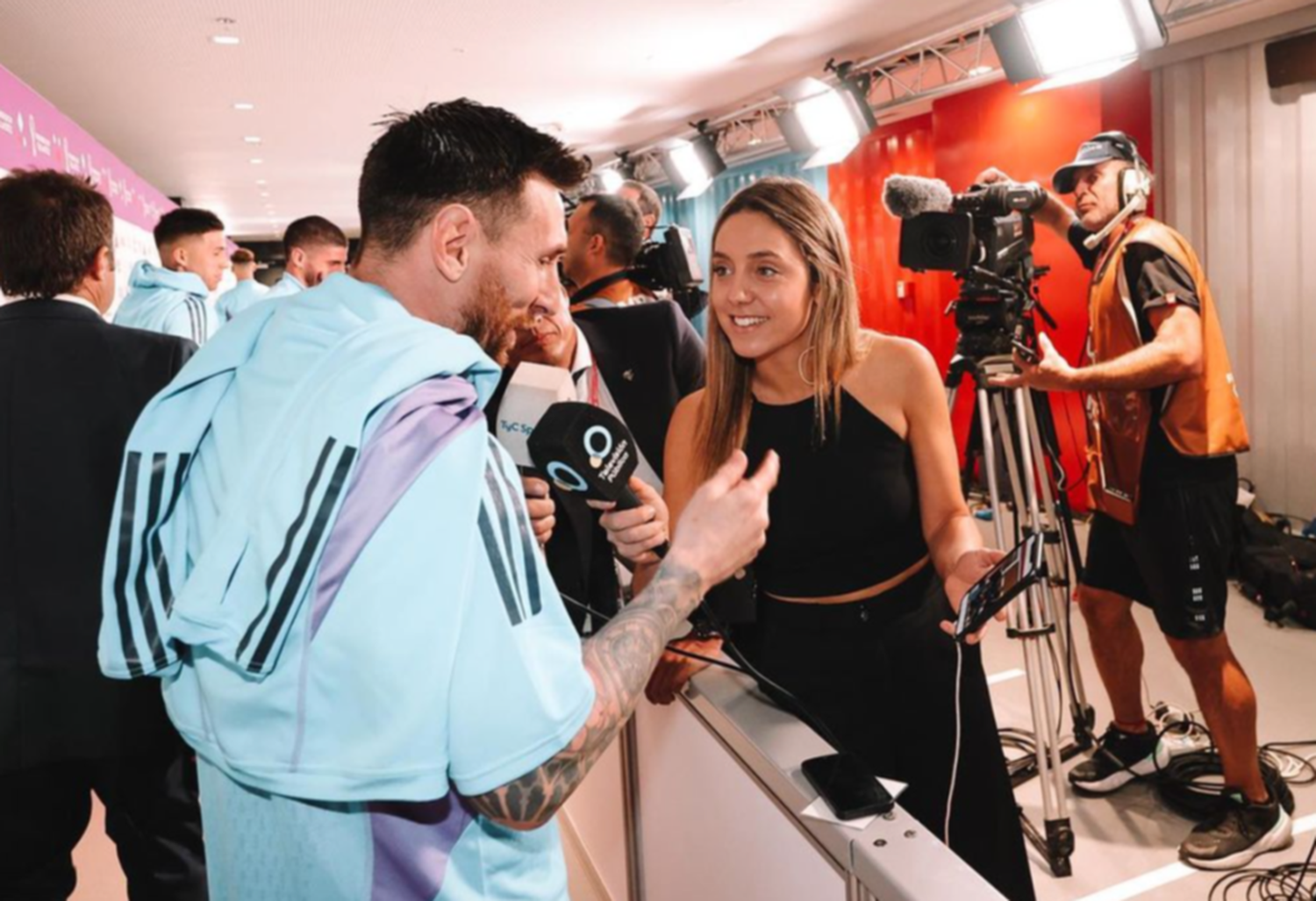 La periodista que se robó la mirada de Messi y que inquietó a Antonella