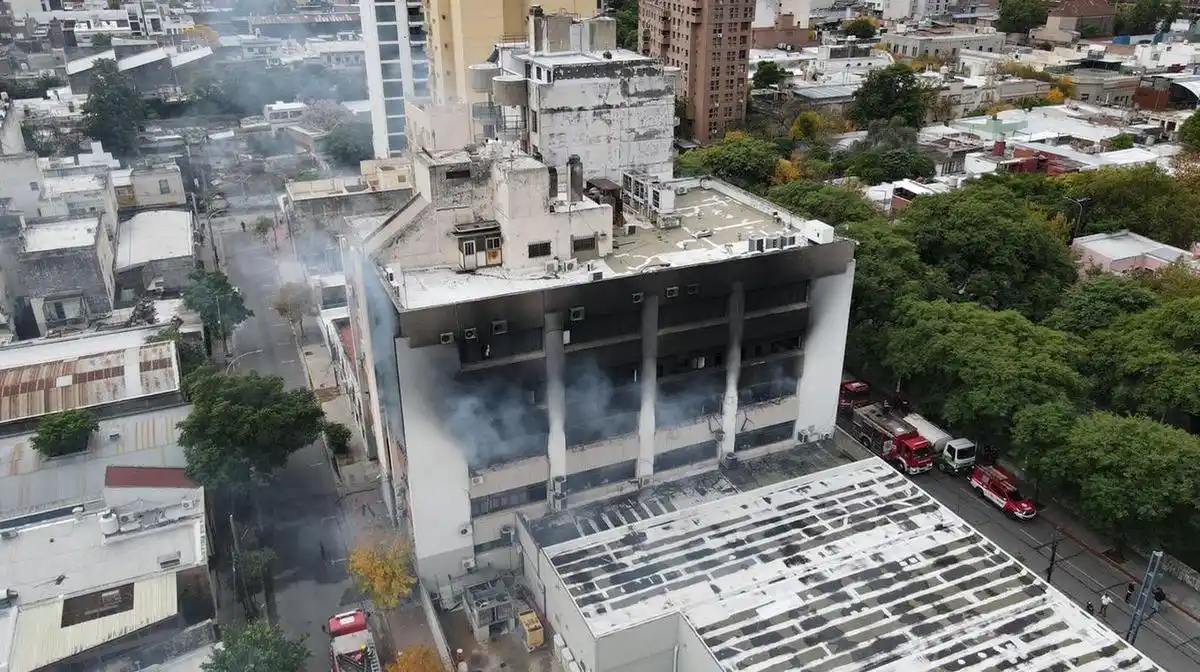 Así quedó el edificio del Apross tras el paso del fuego. (Foto: Cadena 3)