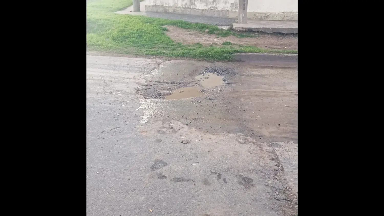 Caño de agua roto en Thorne y Honorio Pueyrredón
