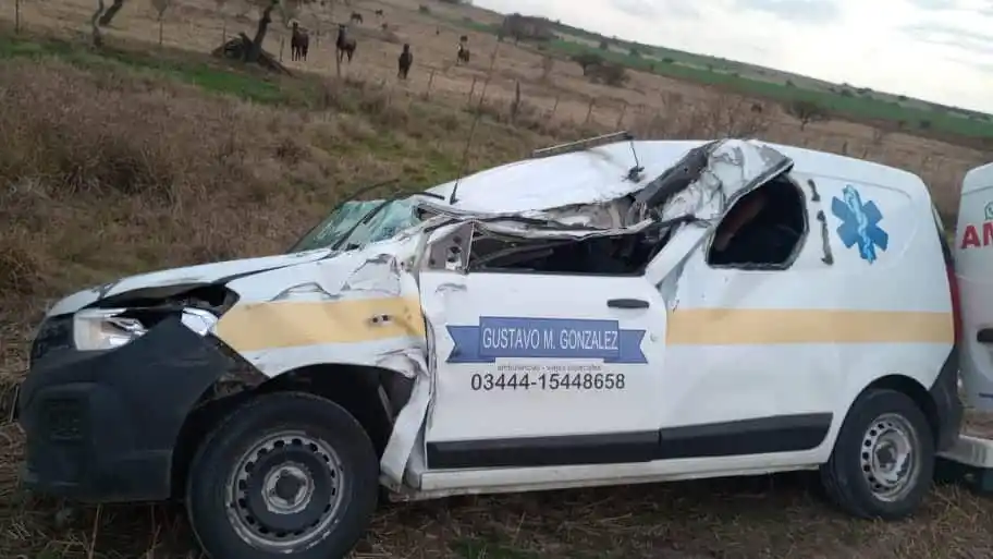 Una ambulancia impactó la parte posterior de un camión