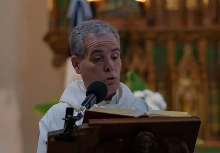 El padre Roberto Buckle