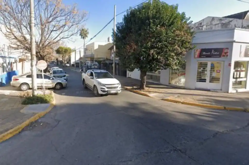 La victima disparó cuatro veces tras ser amenazada por motochorros