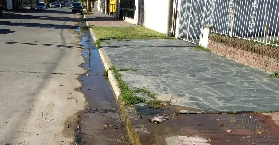 Continuo derrame de agua