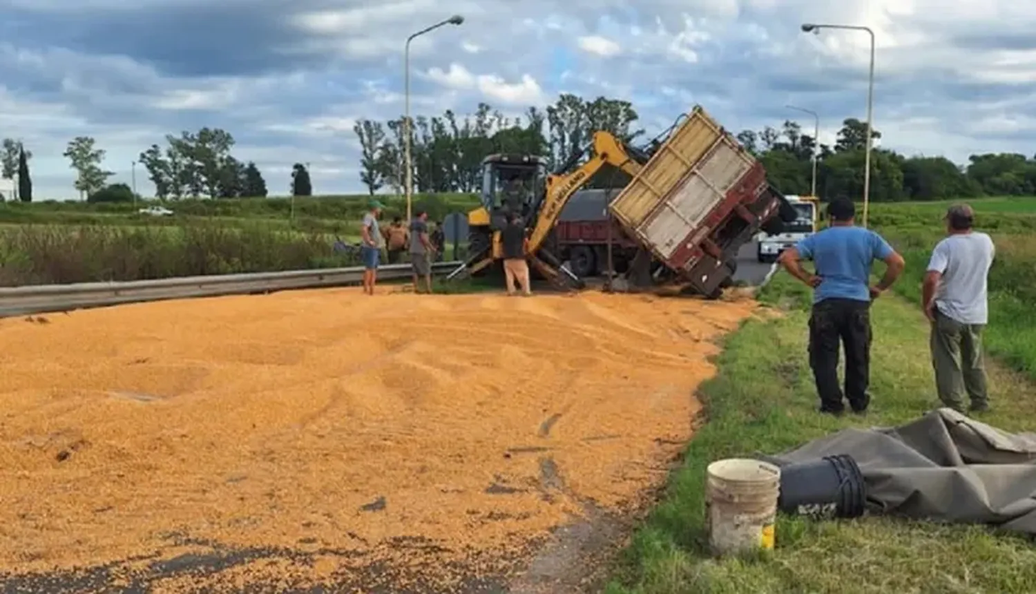 Camión volcó toda la carga de maíz del acoplado en la ruta