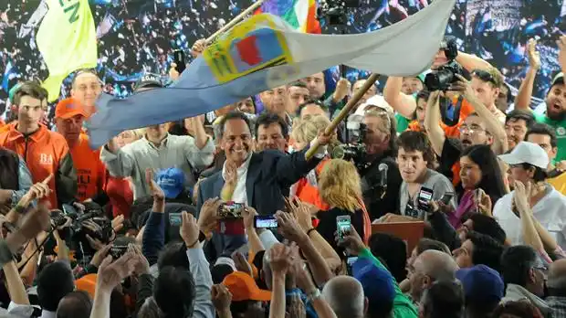 "Se vota entre un creído de Barrio Parque y un trabajador del pueblo"