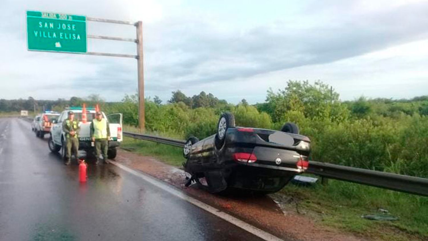 Volcaron un auto y un camión en sendos tramos de la Autovía Artigas