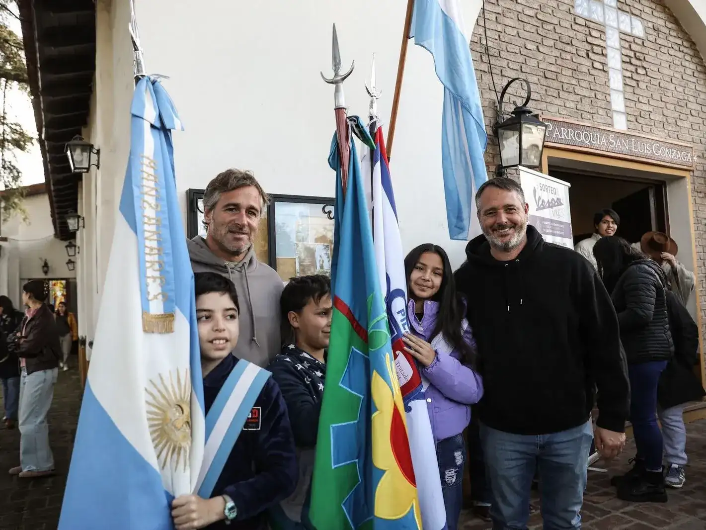 achával y laurent en las fiestas patronales de manzanares junto a vecinos y abanderados de escuelas
