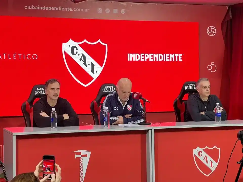El presidente de Independiente, Néstror Grindetti encabezó la lectura del comunicado expuesto ayer.