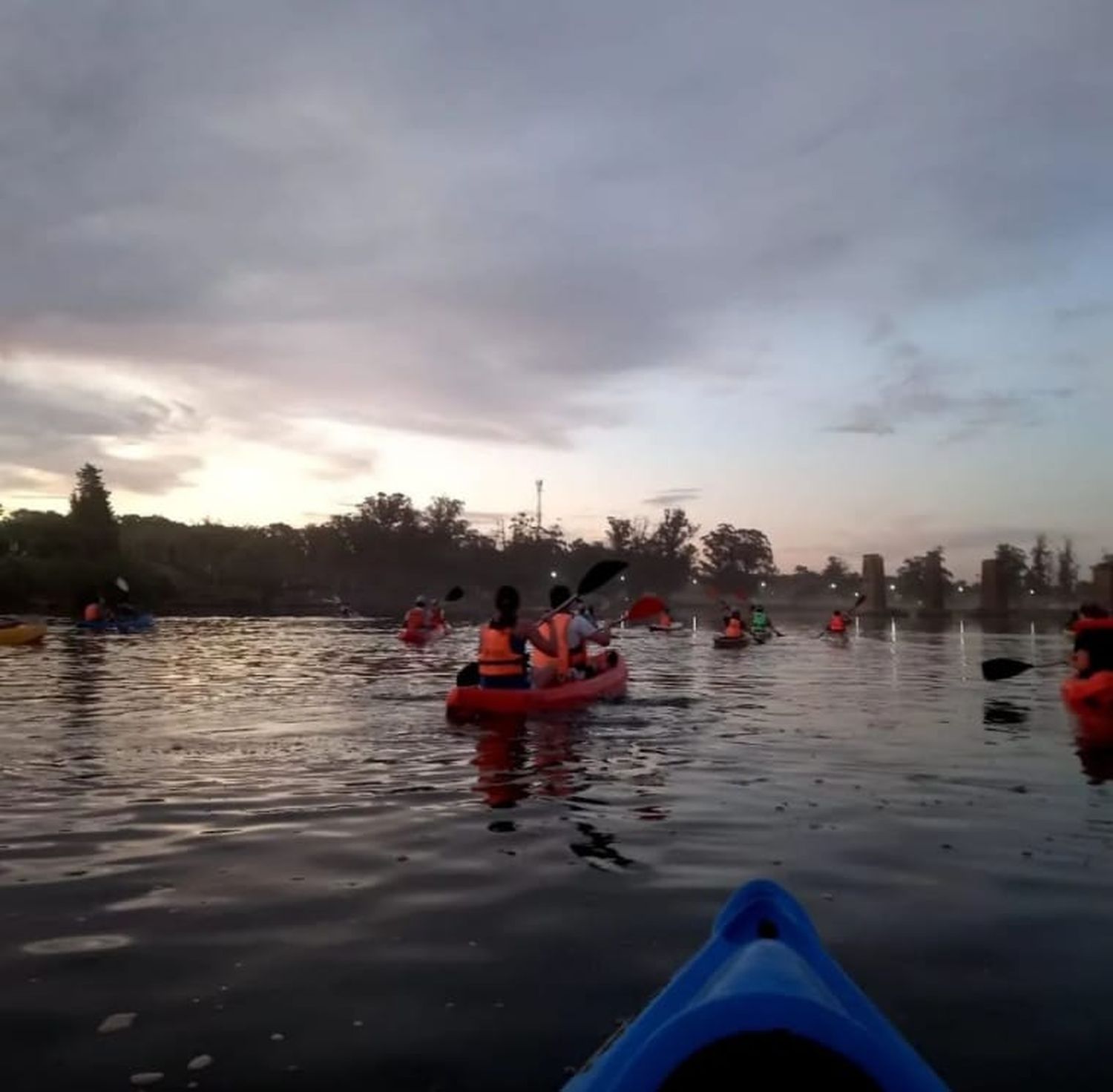 Remada nocturna en el Río Quequén