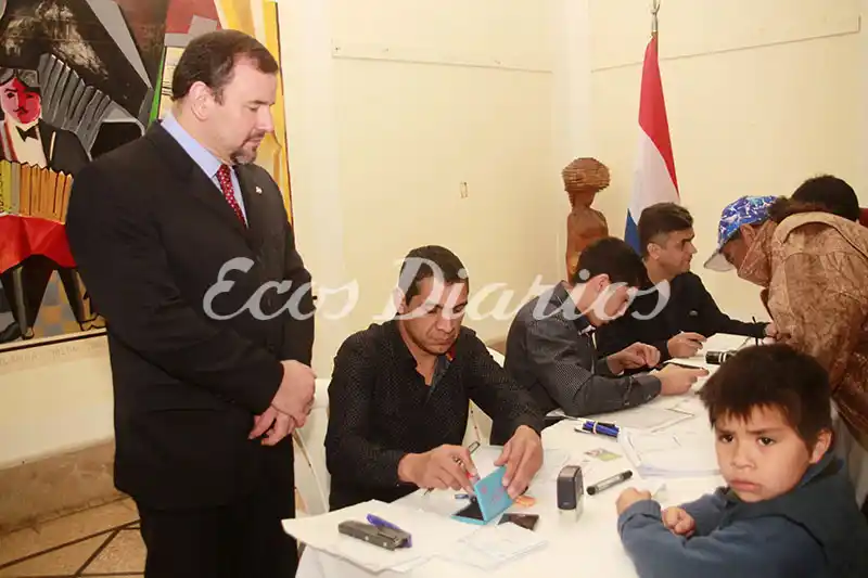 El cónsul de Paraguay en una jornada de trámites en Necochea