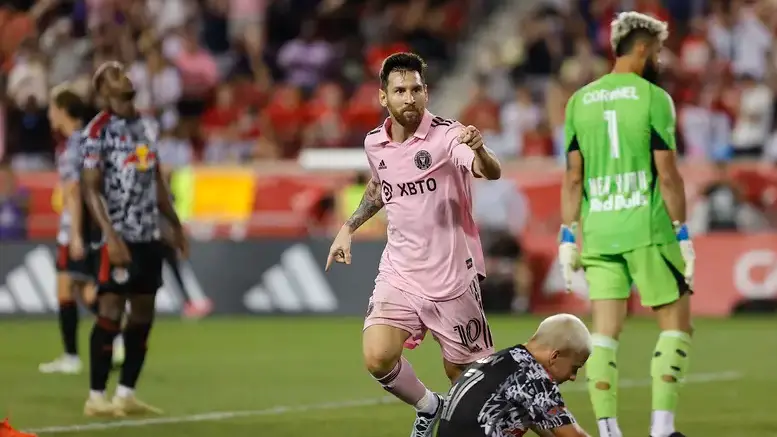 Messi entró e hizo una genialidad para definir el partido: Gol y triunfo en el debut por liga