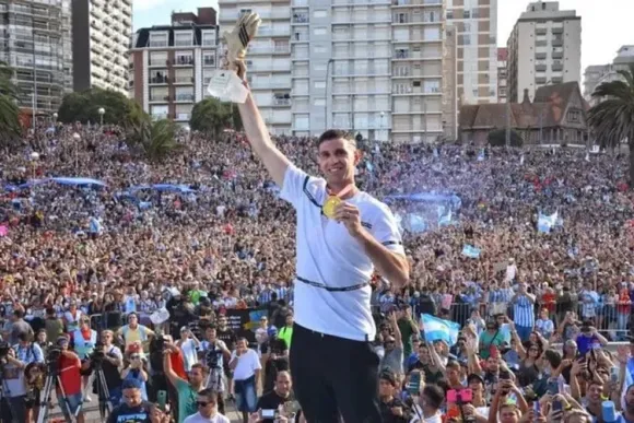 Dibu Martínez con una multitud en Mar del Plata